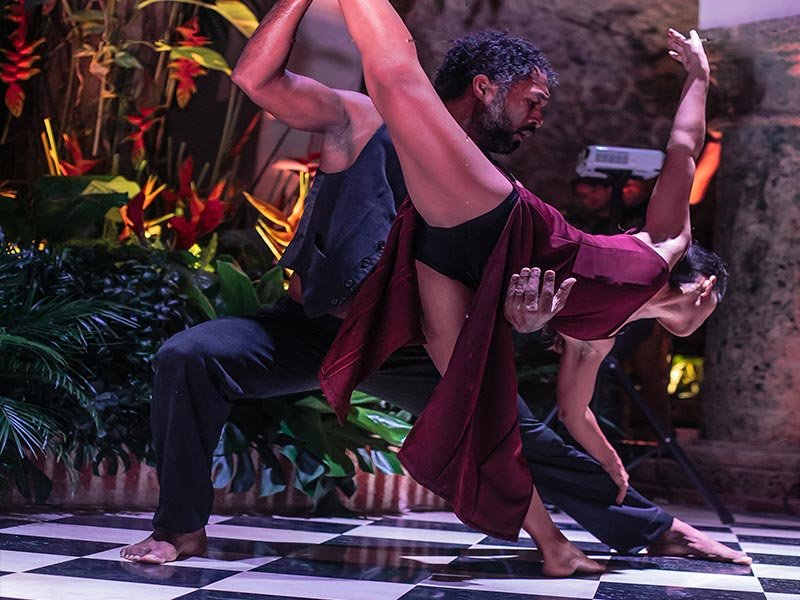 Spectacular modern dance at an event in the interior courtyard of the Amarla Boutique Hotel in Cartagena